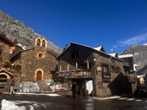 Restaurante l'Era d'en Jaume cocina Andorrana Mediterránea en Llorts En el bonito pueblecito de Llorts, (Ordino) el restaurante l’Era d’en Jaume te hará descubrir la cocina típica andorrana. Se trata de una cocina rica con productos de la tierra: conejo, ternera Andorrana, viñedos, morillas, setas de temporada, frutos rojos recogidos a centenares de metros y otros productos de carnes de las mejores razas cuando se presenta. La temporada; Aquí tienes algunos productos, entre muchos otros que te ofrece el restaurante Era d’en Jaume.  El pueblo de Llorts se encuentra en la carretera que va a la estación de esquí de Arcalis a 6 km de Ordino. Las casas tradicionales andorranas están construidas en piedra y en verano tendrás la oportunidad de disfrutar de todos los balcones floridos de geranios, un encanto para la vista.  La Borda Restaurante l’Era d’en Jaume está situada en Llorts, un pequeño núcleo de casas rústicas (de piedra y madera con flores rojas en las ventanas en verano) que se aglutinan en torno a la Iglesia de San Serni (Románico del S. XIV) en la parroquia de Ordino (a 3 min. de la población principal de Ordino).  La borda de l’Era d’en Jaume está justo junto a la Iglesia. Dispone de 2 salas. Una pequeña en la planta de entrada con capacidad para 20 personas y una más grande en la primera planta con capacidad para 50 personas. En esta segunda planta hay una pequeña terraza (ideal como salida para los fumadores) con hermosas vistas al pueblecito de Llorts y su iglesia.  En L’Era d’en Jaume se puede degustar la gastronomía tradicional andorrana a la que se aplican técnicas modernas de cocina, con aromas y texturas propios del chef Pep Ramos, aunque es un restaurante equipado con los mejores hornos entre ellos un Josper y para cocinar a baja temperatura un horno Rational (Lo mejor para la cocina sabrosa y moderna). Sugerencia del Chef: carrilleras de cerdo estofadas con vino y boletus. Especialidades:  Pies de cerdo con caracoles y setas, Morro de bacalao gratinado con "all i olí", "Múrgules" (variedad de seta) con hígado de pato y crema con trufa, Carne a la brasa de carbón, Costillas de cordero lechal, Entrañas de buey... Deliciosos postres caseros. Buen menú: Menú siempre interesante, con buena relación calidad-precio, ideal reservar antes. Buena atención por parte del servicio. Comida excelente, un ambiente además de encantador es muy ameno y el trato tanto del propietario como del personal es increíble. Recomiendo al 100 x 100. Excelente servicio, rica comida, borda tradicional. Pequeña borda tradicional de Andorra, menú diario bastante caro sin incluir bebida con bastantes opciones a elegir. Está claro que aquí se come no bastante bien, sino muy bien. Destacar el excelente servicio que nos prestó el camarero de origen salmantino. Nos gustó mucho el pan y la Olleta. Restaurante ubicado en un entorno idílico. Comida con calidad y precio muy buena, a destacar: "la olla de la abuela" que estaba exquisita. Fue la primera vez que fuimos al restaurante Borda L'Era d'en Jame y la verdad es que nos encantó el sitio, la comida buenísima y el trato excepcional. Para repetir sin ninguna duda y recomendar, le doy un 10.