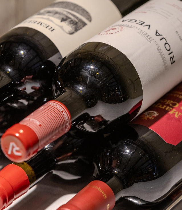 La nostra selecció de vins combina a la perfecció amb cadascun dels nostres plats… Vine a descobrir el maridatge perfecte 🍷