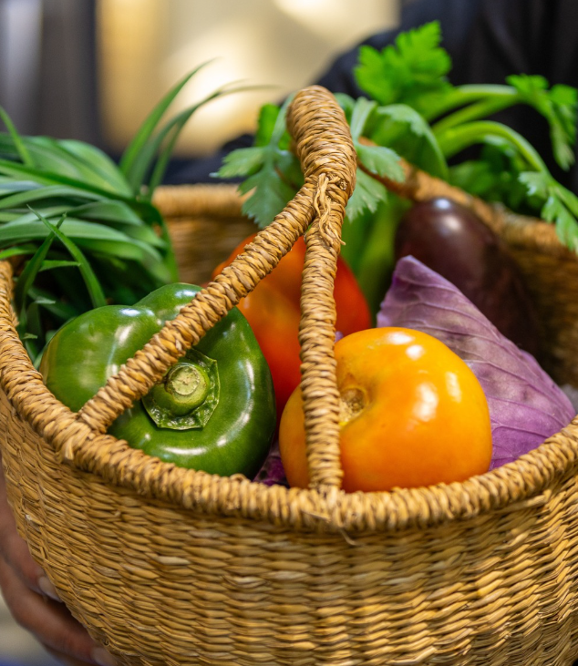 Descobreix amb nosaltres els ingredients locals que fan possible la nostra cuina 👨‍🍳 Tot fresc i local; dels productors a la nostra cuina, per a garantir-vos el sabor únic de L'Era d'en Jaume! 🍅🥬🧅
