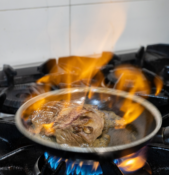 Cuinem amb amor, combinant els sabers heretats de generació en generació amb tècniques innovadores per a aconseguir plats amb un sabor casolà inigualable 🍽️🤍