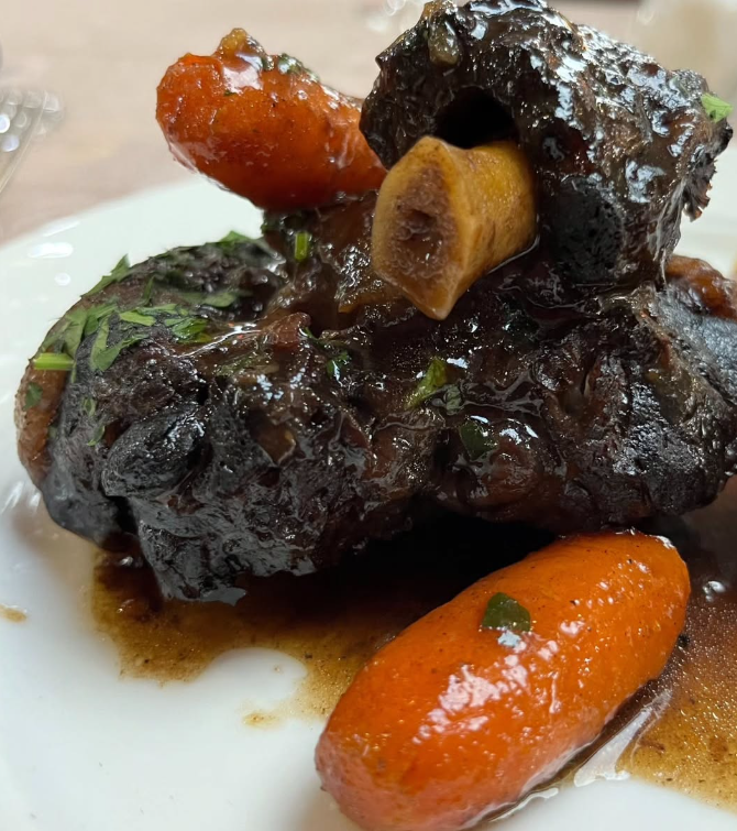 El cua de bou és originàriament un guisat típic de la cuina andalusa i en L'Era d'en Jaume ho adoptem com a propi i li vam donar el nostre toc 👨‍🍳