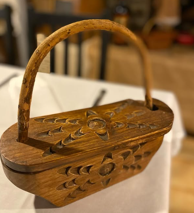 Aquest receptacle de fusta és un 🧂saler de pastor, una peça tradicional dels Pirineos. A casa nostra trobaràs uns quants, fes -te la 📸 i etiqueta’ns.