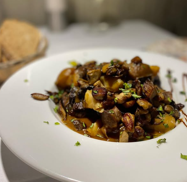 Cua de bou estofada amb patates i bolets.