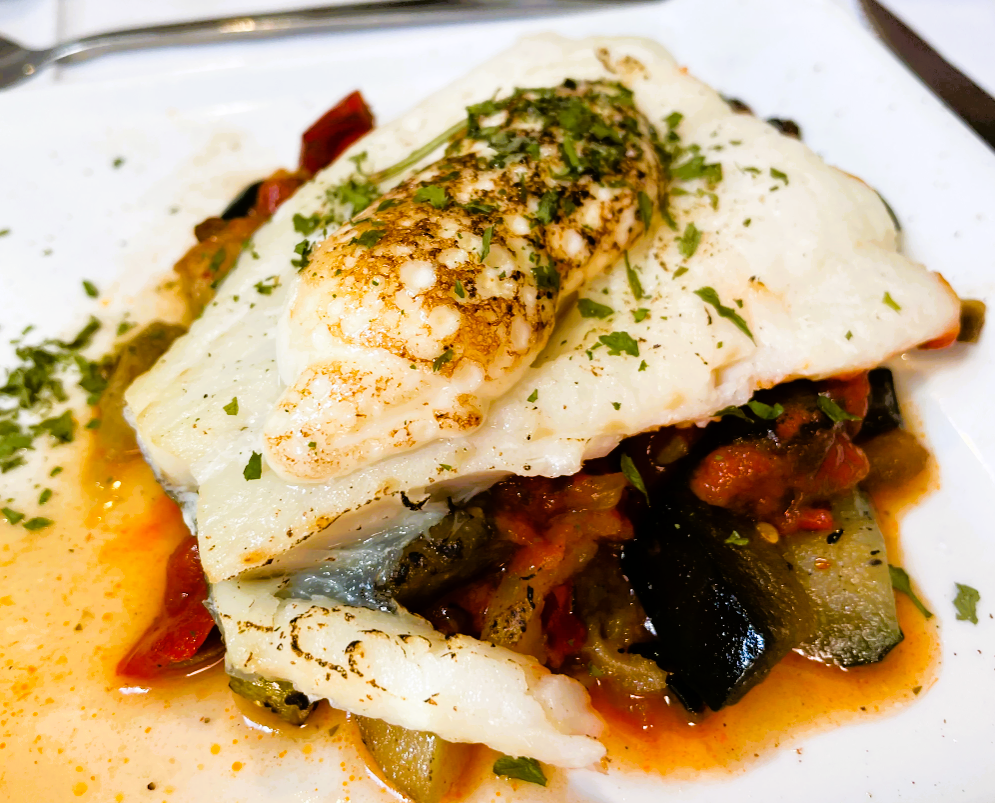 🥘✨ ERA D’EN JAUME. BACALLÀ AL GUST I AUTÈNTICA CUINA DE MUNTANYA. POSSIBLEMENT EL MILLOR RESTAURANT D’ORDINO. Si fas camí per la Ruta del Ferro o et dirigeixes cap al Parc Natural de Sorteny, hi ha una parada obligatòria que no et pots perdre: 📍 El Restaurant Era d’en Jaume, just a la Carretera que us porta al Mirador Solar de Tristaina a Ordino Arcalís, rellotge gegant al pic de Peyreguils al límit d’Andorra i França a 2.701 m d’altitud 🏞️🕰️ 🍽️ I si ens visites... has de provar el nostre Bacallà al gust: Un plat emblemàtic del nostre xef, fet amb estima i adaptat a la manera que més et sedueixi: 🔹 Amb samfaina, amb allioli suau, amb crema d’alls tendres o simplement rostit amb oli verge d’oliva i fines herbes 🌿 ✨ Altres especialitats que no deixen indiferent: 🥘 Els nostres arrossos de muntanya amb bolets i caliu 🥩 La carn a la brasa de proximitat, tendra i fumada 🍳 Els ous de gallines felices amb patates d’Andorra fregides a l’estil casolà i l’Escudella de tota la vida un dels plats més populars del nostre Restaurat. Amb vistes, amb gust i amb el caliu que només Ordino pot oferir 💛 Vine i viu una experiència gastronòmica autèntica que acompanya el teu itinerari natural i cultural! #EraDenJaume #BacallàAlGust #CuinaDeMuntanya #RutaDelFerro #ParcNaturalSorteny #MiradorSolarDeTristaina #OrdinoAmbSabor #CuinaTradicionalAndorrana #FoodiesDeVeritat #GastronomiaAutèntica #CaliuQueAbraça #ArrossosAmbCaràcter #CarnDeProximitat #PlatsAmbÀnima #SaborsAutèntics #RestaurantAmbVistes #AndorraTéSabor #ExperiènciaDeCamí #PlaersDeRuta #MomentsGourmet #MengesIBrilles #CosesBéFetes #CuinaAmbCor #PlatsDelXef #CuinaDAltura #RestaurantOrdino #ElmillorRestaurantdOrdino 🎥🐟✨