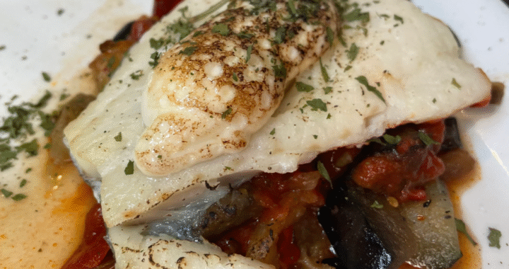 Las mejores reseñas de restaurantes de Ordino. Un restaurante ideal. Clásico, Acogedor, una comida sabrosa y de brutal calidad. El menú diario es todo un acierto, todo estaba exquisito y con una buena cantidad. El camarero es todo un profesional, amable y fino en sus recomendaciones. ¡Tuvo el detalle de sacar una ración extra de patatas a cargo de la casa debido a que comenté que estaban deliciosas! ¡Sin duda un lugar recomendable en un entorno espectacular! Seguid así, que da gusto