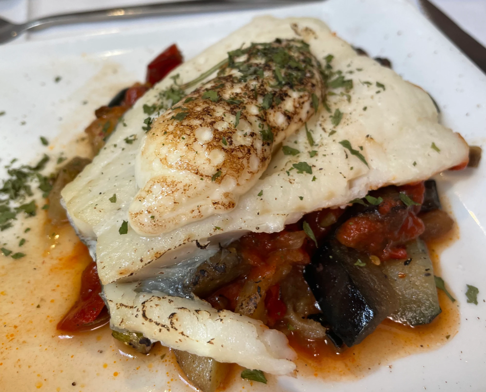 Las mejores reseñas de restaurantes de Ordino. Un restaurante ideal. Clásico, Acogedor, una comida sabrosa y de brutal calidad. El menú diario es todo un acierto, todo estaba exquisito y con una buena cantidad. El camarero es todo un profesional, amable y fino en sus recomendaciones. ¡Tuvo el detalle de sacar una ración extra de patatas a cargo de la casa debido a que comenté que estaban deliciosas! ¡Sin duda un lugar recomendable en un entorno espectacular! Seguid así, que da gusto