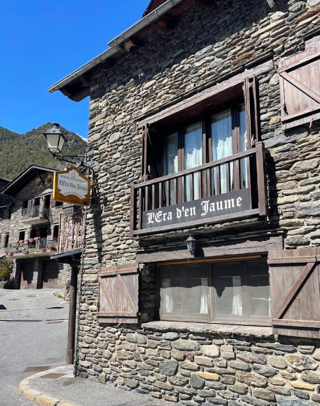 🥘 El sabor d’abans, cuinat com avui. A L’Era d’en Jaume, cada plat és un homenatge a la cuina tradicional: la que es fa a foc lent, amb paciència i amb productes que parlen del territori 🐓🍖 Som especialistes en tot allò que reconforta i deixa records a la memòria gastronòmica: 🔥 Carns i aus criades amb respecte, cuinades amb mestratge 🍲 Sopes i arrossos que escalfen l’ànima i uneixen famílies 🍮 Postres casolanes que recorden les tardes a casa de l’àvia.  Els nostres entrecots i totes les carns estan molt ben valorats per als nostres clients, tenim les millors ressenyes a Google i a Tripadvisor d’Ordino, i cada dia ens esforcem per fer-ho millor. Treballem només amb productes artesans o de proximitat i d’excepcional qualitat, perquè el millor producte comença sempre en l’origen. 📍 Vine a Ordino i descobreix per què cuinem amb cor, memòria i gust autèntic. #LEraDenJaume #CuinaTradicionalAndorrana #SaborsDeProximitat #MenjarAmbÀnima #CarnsDeQualitat #SopesQueEscalfen #ArrossosDeLaTerra #PostresCasolanes #CuinaAutèntica #FetAmbCarinyo #OrdinoGastronòmic #RestaurantAmbHistòria #PlatsDeSempre #MenjarQueAbraça #CuinaAmbOrigen #SaborsQueReuneixen #CuinaDeMontanya #PlatsDeCullera #FoodiesOrdino #TradicióGastronòmica #ElGustDeLaCasa #CarnIGust #ArrelsIGuarnició #CuinarÉsEstimar #MomentsALEra #ElmillorRestaurantdOrdino #Cuinaandorrana 😊