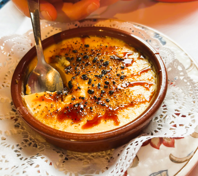 🍮🔥 ERA D’EN JAUME. I DE POSTRES LA CREMA CATALANA QUE ENS FA ACABAR COM CAL UN ÀPAT. SIGUI DINAR O SOPAR AL MILLOR RESTAURANT D'ORDINO. A la borda tradicional de Llorts, en plena Vall d’Ordino, cada àpat és una celebració dels sabors autèntics… però el final, quan arriba la Crema Catalana del nostre menú prèmium, és pura felicitat 🍯✨ 👨‍🍳 Cuinada amb delicadesa pel nostre xef, amb rovell fresc, sucre caramel·litzat al punt i textura cremosa de veritat… és molt més que unes postres: 🔸 És la dolçor que reconforta, 🔸 El gust d’un país, 🔸 I l’exclusivitat d’una recepta que, tot i ser bàsica, aquí es transforma en única. 💬 Ens l’han demanat fins i tot per emportar-se-la, i no n’hi ha cap igual: a l’Era d’en Jaume, les postres clàssiques de la cuina andorrana té protagonisme propi. 📍 Vine i deixa’t seduir pel gust suau i el cruixent perfecte… perquè dinar o sopar a l’Era d’en Jaume mereix un final dolç i inoblidable. #EraDenJaume #CremaCatalana #RestaurantOrdino #PostresQueSedueixen #MenúPrèmium #BordaAutèntica #LlortsAmbGust #CuinaTradicional #AndorraTéSabor #AltaCuinaDeLaTerra #PlatsAmbCaliu #FoodiesAndorra #ElMillorDOrdino #PostresExclusives #FinalPerfecte #SaborsAutèntics #CuinaAmbÀnima #CuinaDeSempre #MomentsDulços #PlatsQueConsolen #CosesBéFetes #PostresAmbCaràcter Era d’en Jaume, la dolçor que no s’oblida” 📸🍮🔥