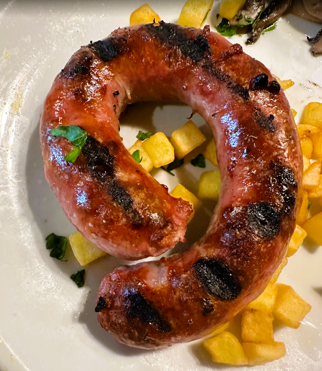 🔥🥩 ERA D’EN JAUME ON LA BOTIFARRA DE PAGES PRÈMIUM ES CONVERTEIX EN UN PLAT ÚNIC I EXCLUSIU COM ENLLOC LA TROBAREU, FETA A LA BRASA I AMB EL SEU PUNT DE SAL I PEBRE. A Llorts, al cor d’Ordino, l’Era d’en Jaume és més que un restaurant: és l’essència de la borda andorrana, on la cuina de sempre es transforma en una experiència exclusiva 🏔️🍷al millor Restaurant d’Ordino. En el nostre menú prèmium, brilla amb força una joia que molts consideren bàsica, però que aquí es presenta amb distinció: 🔸 La Botifarra de pagès Artesana a la Brasa – elaborada amb productes selectes, cuita al punt sobre flama viva de la nostra brasa i servida amb guarnicions de muntanya al gust que realcen cada mossegada per petita que sigui. 👑 El seu sabor intens, la textura suau i la qualitat excepcional converteixen aquest plat en un àpat irrepetible — al nivell dels paladars més exigents, però fidel a la nostra terra. 📍 Descobreix per què la simplicitat feta amb respecte i tradició pot esdevenir sublim. Només a Era d’en Jaume, l’autèntica borda d’Ordino. #EraDenJaume #BotifarraDePagès #CuinaTradicional #MenúPrèmium #LlortsAmbGust #RestaurantOrdino #BordaAutèntica #AndorraTéSabor #CarnAmbCaràcter #PlatsQueSedueixen #AltaCuinaDeLaTerra #FoodiesAndorra #CuinaAmbÀnima #CosesBéFetes #CuinaDeBrasa #SaborsAutèntics #EntornNatural #MomentsDeQualitat #PlatsExclusius #ElMillorDOrdino #MenjarQueConnecta #somunics “Tradició que emociona” 📸🔥🥔
