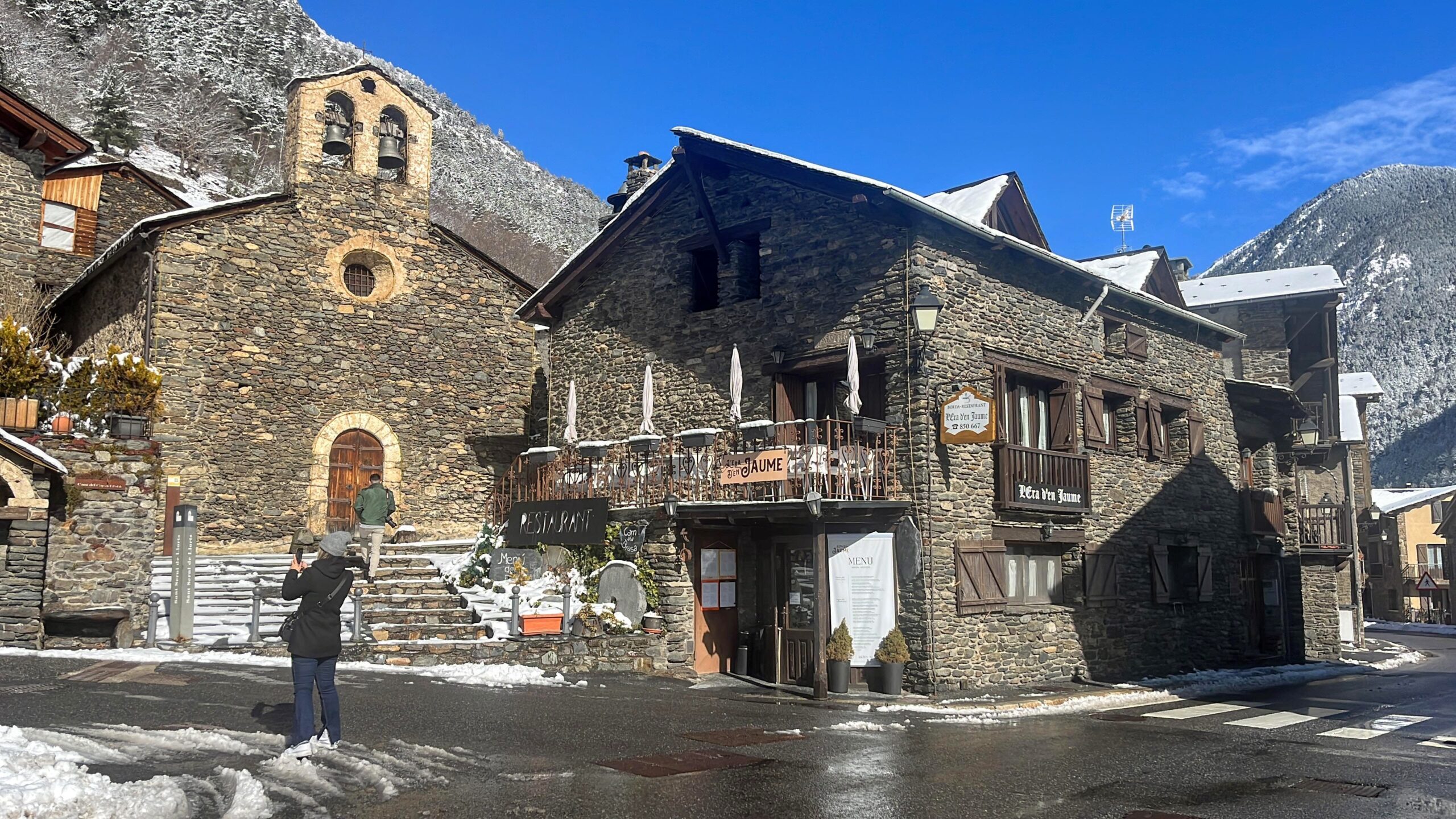🍴🌄 ERA D’EN JAUME – EL SABOR DE LLORTS, EL COR D’ORDINO A Restaurant Era d’en Jaume, molts clients ho diuen: potser som el millor restaurant d’Ordino… i no els falta raó 😉 ✨ Cuina tradicional amb ànima, ✨ Plats elaborats amb cura, ✨ Servei amable i professional, ✨ I un entorn natural espectacular, envoltats de muntanyes, rutes i patrimoni. 📍 Situats a Llorts, gaudim d’una ubicació privilegiada: 🧭 Al costat de la Ruta del Ferro, perfecta per passejar entre art i natura 🌿 Pocs minuts abans del Parc Natural de Sorteny, ideal per als amants de la biodiversitat. La vall de Sorteny ofereix un interès singular des del punt de vista científic, històric i educatiu, però també estètic, paisatgístic i recreatiu. En un petit país de muntanya com Andorra, el Parc natural de la vall de Sorteny, tot i tenir una superfície limitada de 1.080 hectàrees, participa en la preservació de la biodiversitat i, més enllà de les fronteres, en la conservació del patrimoni natural i cultural dels Pirineus. ☀️ I si puges al Mirador Solar de Tristaina, passes just per davant del nostre restaurant – el lloc perfecte per començar o acabar l’aventura 🍽️ Aquí t’esperen plats com: 🐟 Bacallà al gust del xef 🥩 Carns de muntanya amb caliu 🥔 Patates fregides amb oli d’oliva verge 🍷 I una selecció de vins que sorprèn per la qualitat-preu… i plats de tota la vida com els guisats de carn andorrana o les faves cuinades amb la recepta del nostre xef. 🔔 Vine, tasta i respira Ordino amb tots els sentits. Restaurant Borda típica L’Era d’en Jaume t’espera amb la taula parada. #EraDenJaume #RestaurantOrdino #CuinaTradicional #LlortsAmbGust #RutaDelFerro #ParcNaturalSorteny #MiradorSolarTristaina #AndorraTéSabor #AltaCuinaDeMuntanya #CuinaAmbCaliu #SaborsDeLaTerra #PlatsQueParlen #EntornNatural #elsmillorsdOrdino #ExperiènciaGastronòmica #OrdinoAmbEncant #FoodiesAndorra #RestaurantAmbÀnima #PatrimoniICuina #CuinaDAltura #MomentsDeQualitat #CosesBéFetes 📸🍽️🏞️
