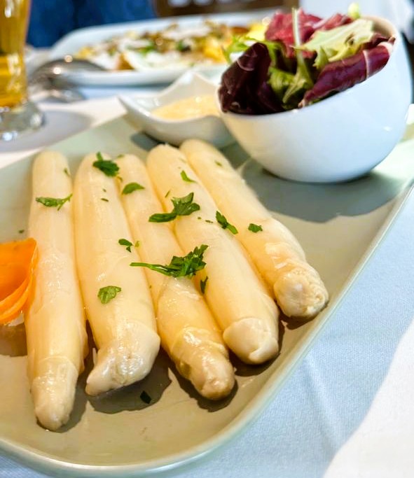 🌿🥂 ELS ESPÀRRECS DE NAVARRA. DELICADESA I SABOR A L’ERA D’EN JAUME. EL MILLOR RESTAURANT PER MENJAR A ORDINO. A L’Era d’en Jaume a Llorts (Ordino) al costat de la Ruta del Ferro. El detall marca la diferència… i els nostres espàrrecs de Navarra en són una prova deliciosa. 🔝 Reconeguts com els millors del món per la seva finor, textura suau i gust intens, són un entrant que parla sol. 🥓 Amb pernil ibèric de primera o amb una maionesa suau… una combinació que fa festa a la taula. 🌼 Perfectes per a un àpat en família, us llepareu els dits! 📍 Envoltat del paisatge d’Ordino, a la nostra borda de pedra en un entorn únic, tot pren un gust diferent. I el millor de tot? Et sentiràs com a casa. 💛 Descobreix un producte amb història, servit amb cura i passió. #LEraDenJaume #EspàrrecsDeNavarra #EntrantsAmbSabor #ProducteDeQualitat #CuinaDeMuntanya #OrdinoTéSabor #EspàrrecsIGourmet #pernillbèric #EsmorzarsAmbEncant #GastronomiaDeProximitat #BordaAmbÀnima #LlortsAndorra #MenjarDeVeritat #ExperiènciaGastronòmica #SaborsDAndorra #CuinaTradicional #EspàrrecsAmbEstil #PlatsQueEnamoren #FoodiesAndorra #FrescIExquisit #BordaOrdino #onmenjarbèaOrdino #lamillorbordadordino 📸🍽️✨
