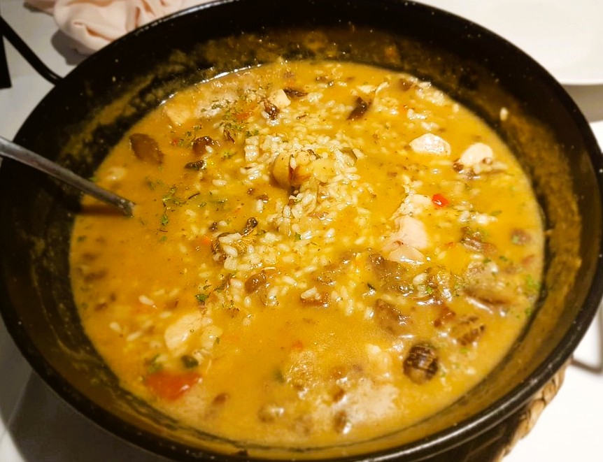 🍲🏔️ Autèntica cuina andorrana en un entorn històric i natural incomparable a L’Era d’en Jaume. El Restaurant L’Era d’en Jaume, està situat al cor de Llorts, t’esperem amb una proposta gastronòmica de proximitat, elaborada amb productes frescos i receptes tradicionals que parlen de la nostra terra. ✨ Cada migdia, oferim un menú casolà amb plats com: – Cua de bou guisada amb paciència i sabor – Botifarra de pagès amb patates i allioli – Arròs de muntanya amb bolets i la carn habitual en aquest arròs típic. 🌿 Ens trobem envoltats d’un entorn romànic, just al costat de l’Església de Sant Serní de Llorts, i a pocs minuts de la Ruta del Ferro, camí cap a Arcalís, on t’espera el rellotge solar gegant de Tristaina — una obra d’enginyeria amb vistes que et deixaran sense alè. 🍷 Vine a gaudir d’una cuina que respecta les arrels, en una borda amb encant, on cada detall està pensat per fer-te sentir com a casa. 📍 L’Era d’en Jaume – Llorts, Ordino Reserva la teva taula i viu l’experiència! #EraDenJaume #CuinaAndorrana #MenúDeMigdia #Llorts #RutaDelFerro #Arcalís #Tristaina #CuaDeBou #BotifarraDePagès #ArròsDeMuntanya #GastronomiaDeProximitat #RestaurantAmbEncant #AndorraAutèntica #CuinaTradicional #BordaHistòrica #OrdinoAndorra #SaborsQueEnamoren #Bordatipica #CuinaAndorrana #BestExperience #rutadelferro #Arcalis #tristaina #parcnaturaldesorteny