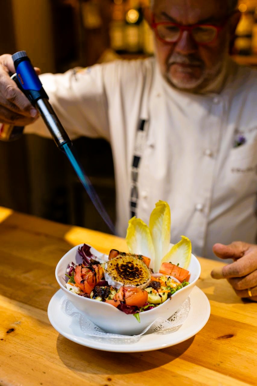 🍷En Pep Ramos ens presenta el nou rètol. Nou rètol i imatge corporativa mateixa essència. A l’Era d’en Jaume, celebrem la nova imatge corporativa amb orgull i autenticitat. En Pep Ramos, ànima del restaurant, ens mostra el nou rètol que llueix a l’entrada com a símbol de tradició renovada. I entre disseny i cuina, el trobem també a la cuina, preparant una de les nostres amanides més estimades: formatge de cabra amb tocs de muntanya 🧀🥗 Un homenatge a la gastronomia d’Ordino, amb productes de proximitat i una passió que es nota en cada detall. 📍 Vine a descobrir el nou look i a tastar el de sempre. Era d’en Jaume, el gust d’Andorra amb nom propi. Som possiblement el millor Restaurant d’Ordino. #EraDenJaume #Ordino #GastronomiaAndorrana #PepRamos #CuinaDeMuntanya #RestaurantAmbÀnima #FormatgeDeCabra #ImatgeCorporativa #NouRètol #TradicióRenovada #CuinaAutèntica #AndorraGourmet #RestaurantsAndorra #EraDenJaumeOrdino #MenjarAmbHistòria #CuinaDePep