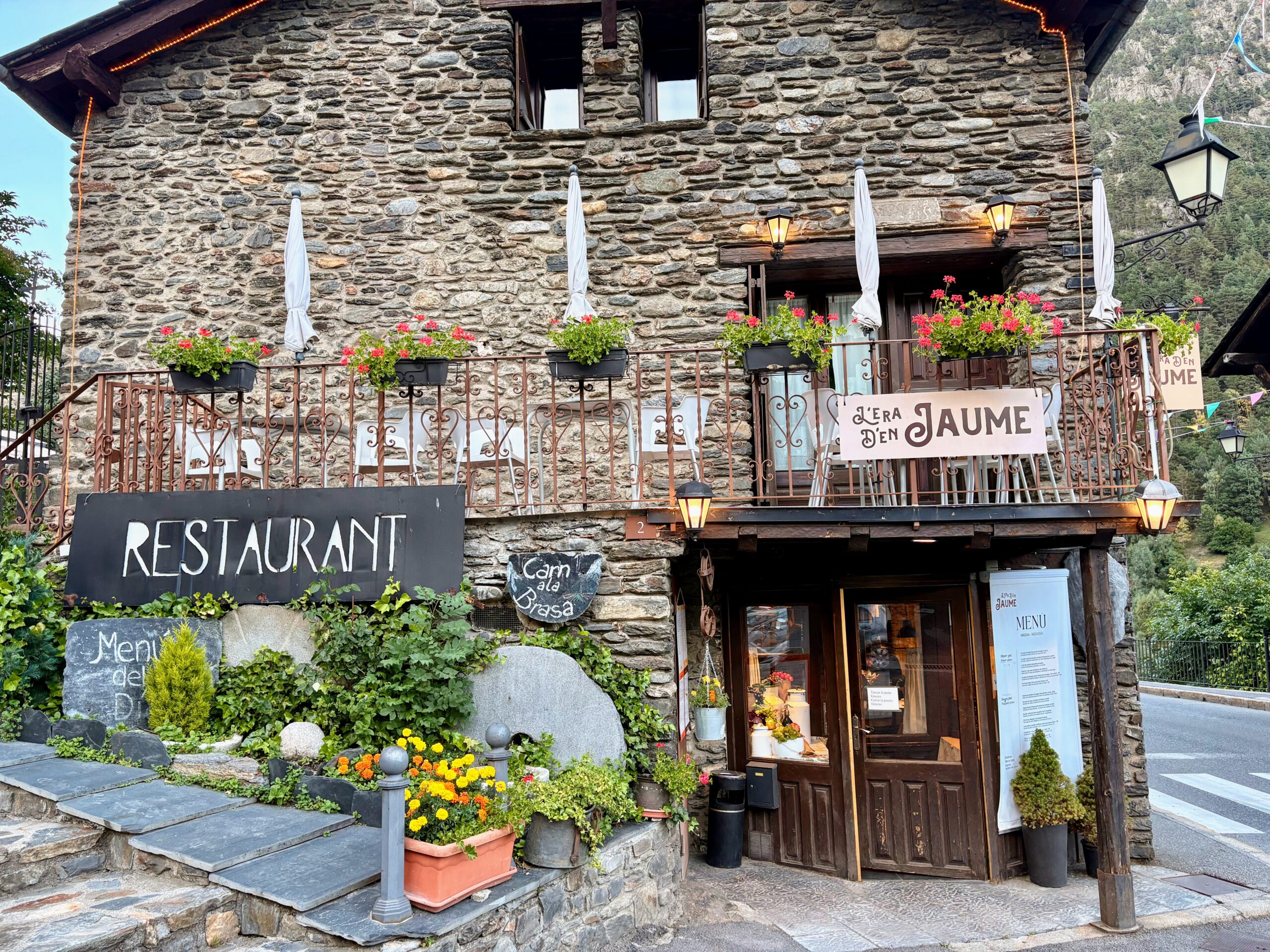 🇦🇩✨ Restaurant Borda Típica L’Era d’en Jaume. Tradició, sabor i encant a Llorts, ORDINO.  A l’idíl·lic poble de Llorts, envoltat de muntanyes i pedres centenàries, hi trobem un racó gastronòmic que captura l’essència d’Andorra: Restaurant Borda L’Era d’en Jaume. 🍽️ Cuina tradicional andorrana elaborada amb productes de la terra: vedella de la parròquia, bolets de temporada confitats per nosaltres mateixos, plats casolans amb un toc modern i aromes que et transporten a la cuina de sempre. Plats com els peus de porc amb llagostins, bacallà amb allioli i truita de riu. 👨‍🍳 Servei impecable i atent, amb un equip que cuida cada detall perquè et sentis com a casa. Des de la presentació dels plats fins a la calidesa en el tracte, tot està pensat per oferir-te una experiència única. 🏡 Un marc històric increïble: la borda està situada al costat de l’Església romànica de Sant Serní (s. XIV), en un entorn rústic i acollidor, amb vistes al poble i als balcons florits que fan de cada visita un moment especial. 🌿 Vine a descobrir el sabor de la tradició en un espai que respira autenticitat. 📍Av. de l’Angonella, Llorts, Ordino 📞+376 351 602 #EraDenJaume #CuinaAndorrana #Llorts #GastronomiaTradicional #RestaurantAmbEncant #AndorraGourmet #BordaAndorrana #SantSerni #Ordino #SaborAutèntic #peusdeporcambllagostins #truitaderiu #bacallaamballioli #ExperiènciaCulinària #AndorraRestaurants #CuinaDeLaTerra #BoletsDeTemporada #ServeiImpecable #EntornHistòric #MenjarAmbÀnima #TurismeGastronòmic #AndorraAutèntica #RestaurantsAmbHistòria#elmillorrestaurantdOrdino #OrdinoRestaurant