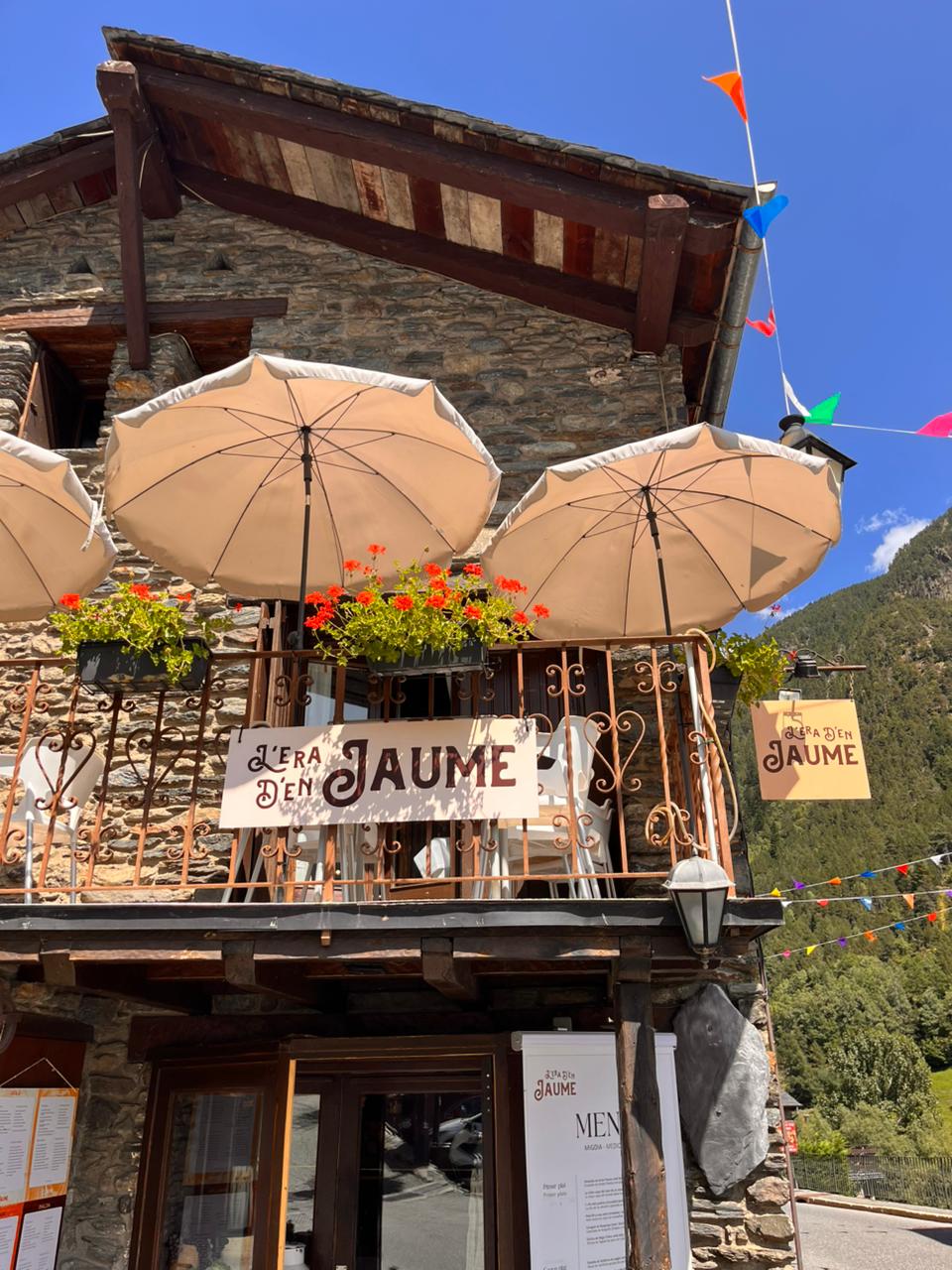 🍷🏔️ BORDA TÍPICA D’ORDINO L’ERA D’EN JAUME. SABOR AUTÈNTIC, CUINA TRADICIONAL A ORDINO. Benvinguts a la millor borda típica de Llorts, al cor de la parròquia d’Ordino, on la tradició i l’hospitalitat es troben en cada plat i cada racó. 🔥 A L’Era d’en Jaume, gaudiràs de la cuina tradicional andorrana elaborada amb productes frescos i de qualitat, en un entorn rústic i acollidor que conserva l’essència de les bordes originals del segle XVII. 🍽️ Algunes especialitats que no et pots perdre: Peus de porc amb cargols i bolets. Morro de bacallà gratinat amb allioli. Múrgoles i varietats de bolets de temporada.  Carns a la brasa i guisats casolans. Postres artesanes i vins seleccionats. 🌿 El servei és proper i familiar, i l’ambient convida a la sobretaula llarga i tranquil·la. 📍 Situat just al costat de l’Església romànica de Sant Serní, en un entorn de postal. Vine a descobrir per què L’Era d’en Jaume és una visita imprescindible per als amants de la bona cuina a Ordino i la tradició andorrana. #EraDenJaume #RestaurantOrdino #LlortsAndorra #BordaTípica #autenticacuina #CuinaTradicionalAndorrana #GastronomiaDeMuntanya #PeusDePorc #BacallàGratinat #BoletsDeTemporada #CarnsALaBrasa #CuinaDeCasserola #RestaurantAmbEncant #AndorraRestaurants #CuinaAutèntica #BordaRustica #OrdinoGastronòmic #MenjarComCal #SaborsDeLaTerra #CuinaDeProximitat #RestaurantFamiliar #VisitaImprescindible #OrdinoesViu #viuaOrdino 📸🍽️
