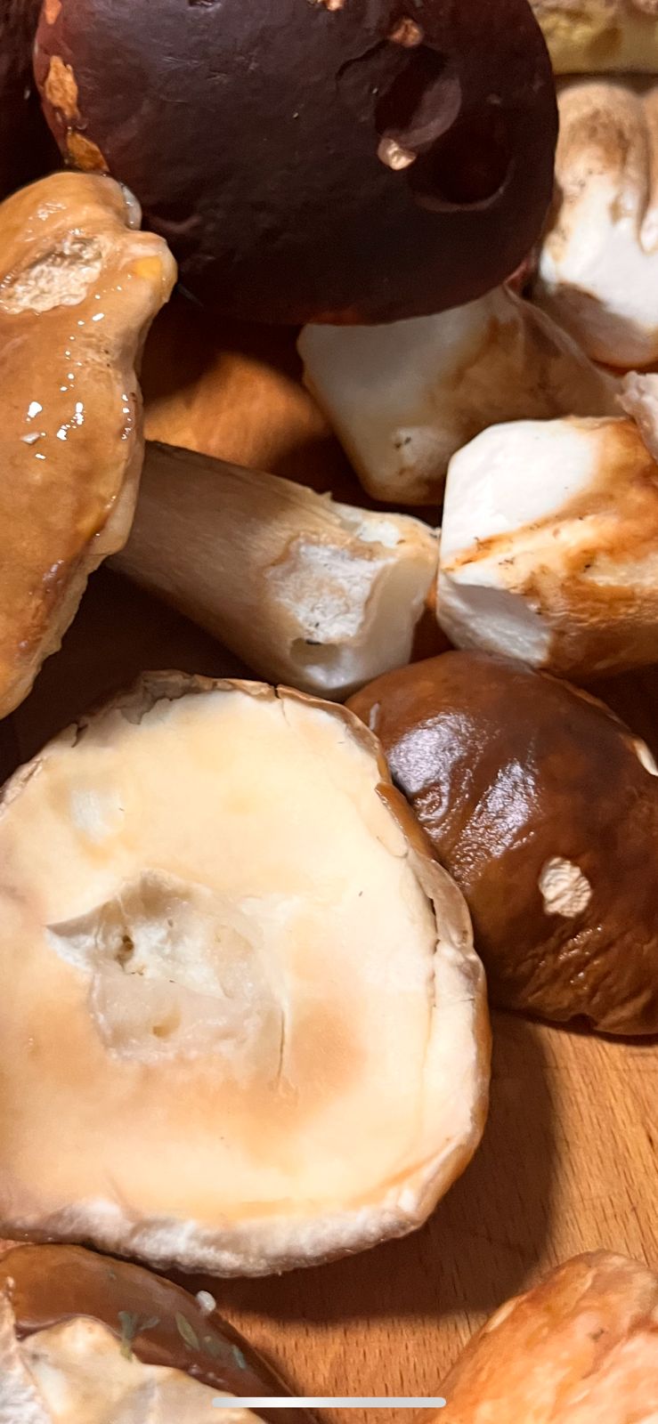 A L’Era d’en Jaume els ceps són protagonistes de la nostra cuina de temporada: ✨ En guisats tradicionals que escalfen la panxa i el cos ✨ En carpaccios i laminats que en ressalten la delicadesa