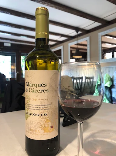 🍷 A L’Era d’en Jaume, el bon vi no ha de ser car i a més el vi més recomanat, és un vi ecològic. El nostre celler és petit però molt ben cuidat, amb una selecció pensada per maridar cada plat amb caràcter i sensibilitat. Entre les nostres propostes destaca el Marqués de Càceres ecològic, un vi que respecta la terra i sorprèn pel seu equilibri. Creiem en els bons vins a preu popular, perquè gaudir d’una copa no hauria de ser un luxe, sinó una part natural de l’experiència gastronòmica a la millor Borda d’Ordino. 📍 Vine a La Massana i descobreix una cuina honesta, un ambient acollidor i un celler que parla amb passió. #LEraDenJaume #Celler #MarquesDeCaceres #ViEcologic #AndorraGastronomica #BonViBonPreu #CuinaDeProximitat #RestaurantAmbCaràcter #MomentsAmbGust #ViAmbValors #ExperiènciaLEra
