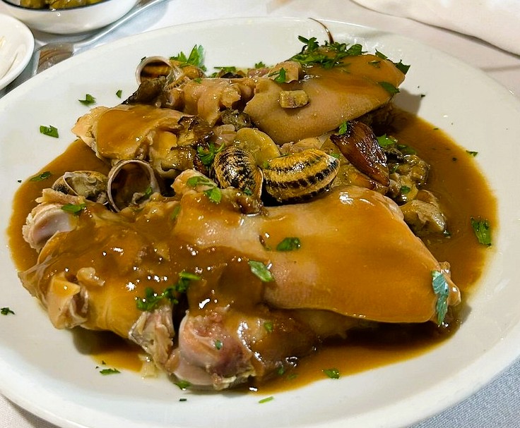 Els nostres guisats tradicionals són l’ànima de la casa, cuinats a foc lent i amb productes de qualitat. 🥩 Però no ens oblidem dels primers plats: el nostre carpaccio de vedella Angus,