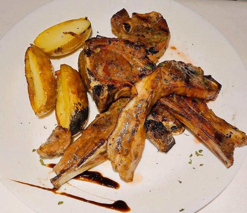 Ottimo. Ci siamo andati stasera grazie all'indicazione di una persona di Andorra La Vella. Ci siamo fatti consigliare i piatti più tipici ed abbiamo mangiato benissimo. Un'ottima zuppa e delle buonissime costolette d’agnello. Per finire i dessert. Siamo rimasti molto soddisfatti. È senza dubbio il miglior ristorante di Ordino (Llorts)