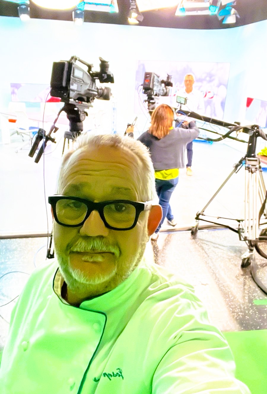 🎙️✨ Aquesta setmana, Pep Ramos, ànima de L’Era d’en Jaume, ha participat en el programa La Companyia de RTVA, un espai que informa i entretén amb un to proper i distès. Ha estat un plaer compartir la nostra passió per la cuina tradicional andorrana, i dels plats de forquilla o de cullera. Per en Pep Ramos parlar del projecte de L’Era d’en Jaume i de com entenem l’hospitalitat i la cuina: amb autenticitat, caliu i respecte per les arrels. Gràcies a tot l’equip de @rtva_andorra per obrir-nos les portes d’un programa que connecta amb l’audiència i dona visibilitat a les iniciatives locals. 📻 La Companyia s’emet cada dia a RNA i de dilluns a dimecres a ATV, amb temes d’actualitat, cultura i gastronomia. 💛 Continuem treballant per oferir moments memorables a taula, i avui, també a les ones! Plats de l’Era d’en Jaume: Arròs de muntanya, tenim la millor sopa del món (Ho diuen els nens), porros, naps, xirivies, apit, el pollastre, pit de vedella, una mica de porc… 📲 #EraDenJaume #PepRamos #LaCompanyiaRTVA #RTVA #CuinaTradicional #Andorra #GastronomiaAndorrana #CulturaViva #RTVAAndorra #LaMassana