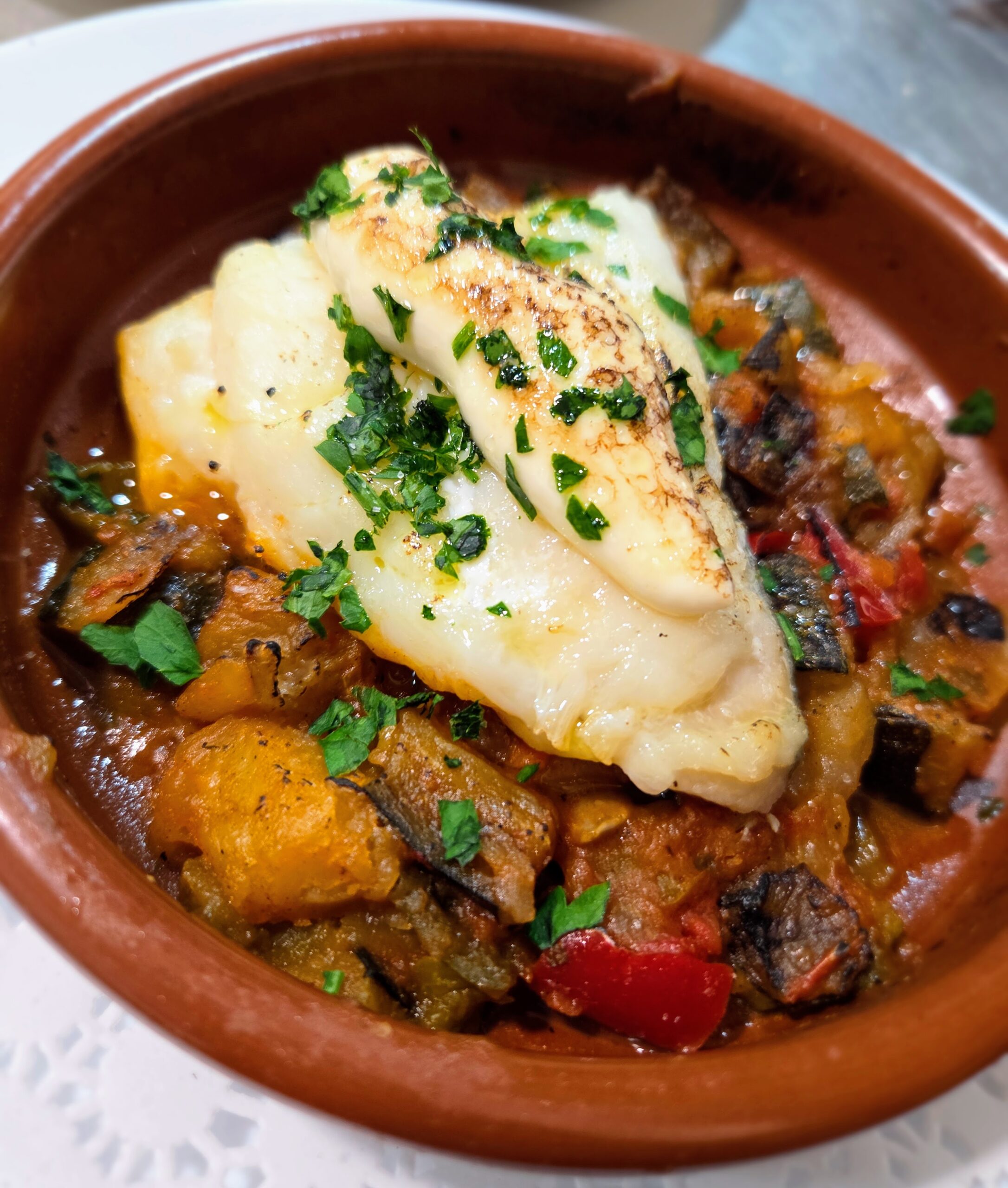 Però si hi ha un plat que enamora a tothom és el nostre bacallà gratinat amb allioli: tendre, melós i amb una capa d’allioli daurada que el fa absolutament irresistible.