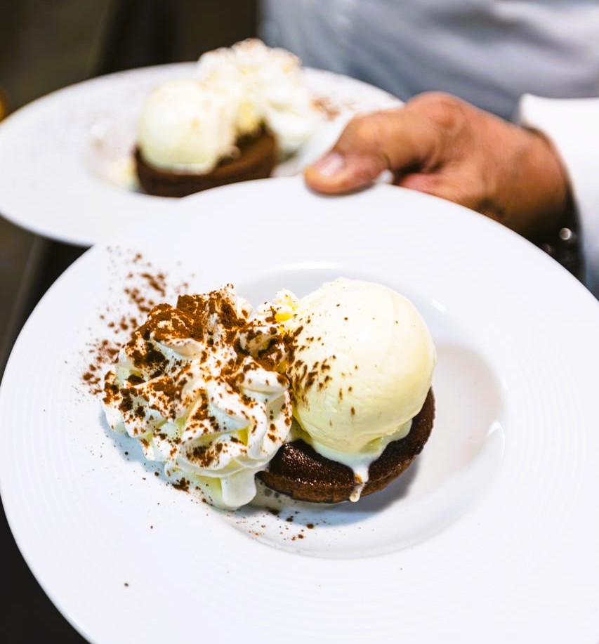 ❄️🍫 POSTRES D’HIVERN A L’ERA D’EN JAUME 🍫❄️ Quan el fred s'intensifica, només hi ha una cosa millor que una borda típica… Un coulant de xocolata casolà acabat de fer. A L’Era d’en Jaume el preparem com mana la tradició: 🔥 cor tendre i desfet, 🍫 xocolata de qualitat, ✨ aroma que omple tota la sala, i aquell punt just de calor que fa que cada cullerada sigui pura felicitat d’hivern. Un final perfecte per a un bon àpat de muntanya, envoltats de pedra, fusta i caliu. Vine a gaudir-lo. 📞 Recomanem reservar per telèfon. L’Era d’en Jaume — Borda típica, cuina de veritat i postres que abracen.