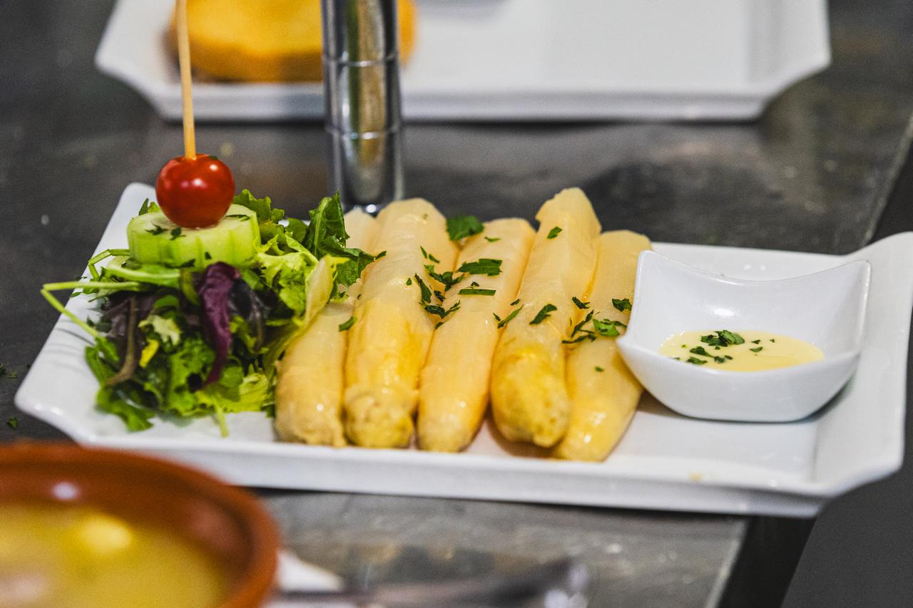 🥗 A l’Era d’en Jaume, cada detall importa… i els nostres espàrrecs també.   Al nostre menú hi trobaràs espàrrecs prèmium, seleccionats amb cura i servits amb el respecte que mereix un producte tan fi i saborós. Tendres, elegants i amb un punt de dolçor natural, formen part del que molts consideren el millor menú d’una Borda típica d’Ordino Arcalís: cuina de muntanya, producte excel·lent i l’essència de la nostra borda en cada plat. Vine a gaudir d’una experiència gastronòmica que combina tradició, qualitat i autenticitat. #EraDenJaume #OrdinoArcalís #CuinaDeMuntanya #ProductePremium #GastronomiaAndorra